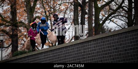 Krefeld, Deutschland. 01 Dez, 2019. "Zwarten Piets" begrüßt das Publikum. Der Sinterklaas (Nicholas) von Venlo kommt mit mehreren "Zwarten Piets" (Schwarzer Peter) im Zuge am Steiger in Krefeld mit dem Boot. Traditionell wird der "Zwarten Piets" Süßigkeiten an die Kinder verteilen. In den Niederlanden, der schwarz lackierte Helfer des Sinterklaas sind heute umstritten. Vor ein paar Tagen gab es Proteste mit mehreren Verhaftungen in Apeldoorn. Credit: Fabian Strauch/dpa/Alamy leben Nachrichten Stockfoto