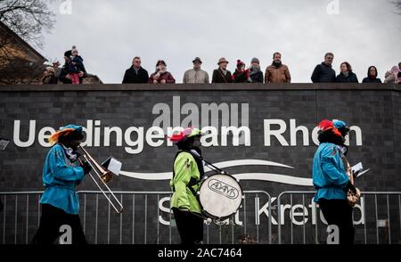 Krefeld, Deutschland. 01 Dez, 2019. "Zwarten Piets' Musik machen für das Publikum. Der Sinterklaas (Nicholas) von Venlo kommt mit mehreren "Zwarten Piets" (Schwarzer Peter) im Zuge am Steiger in Krefeld mit dem Boot. Traditionell wird der "Zwarten Piets" Süßigkeiten an die Kinder verteilen. In den Niederlanden, der schwarz lackierte Helfer des Sinterklaas sind heute umstritten. Credit: Fabian Strauch/dpa/Alamy leben Nachrichten Stockfoto