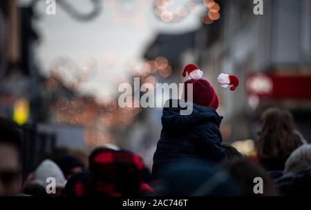 Krefeld, Deutschland. 01 Dez, 2019. Zuschauer verfolgen die Ankunft der Sinterklaas. Sinterklaas (Nikolaus) aus Venlo kommt mit mehreren "Zwarten Piets" (Schwarzer Peter) im Zuge am Steiger in Krefeld mit dem Boot. Traditionell wird der "Zwarten Piets" Süßigkeiten an die Kinder verteilen. In den Niederlanden, der schwarz lackierte Helfer des Sinterklaas sind heute umstritten. Vor ein paar Tagen gab es Proteste mit mehreren Verhaftungen in Apeldoorn. Credit: Fabian Strauch/dpa/Alamy leben Nachrichten Stockfoto