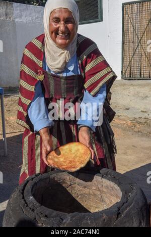 Sousse, Tunesien - 8 November 2019: Alte Dame Backen ein traditionelles arabisches Brot in Sousse in Tunesien Stockfoto