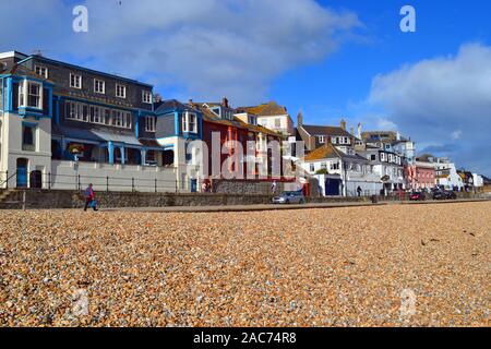 Hotels und Ferienhäuser an der Küste von Lyme Regis, Dorset, England, Großbritannien Stockfoto