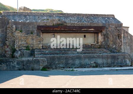 Alte deutsche Bunker mit Blick auf Omaha Beach, Vierville-sur-Mer, Normandie, Frankreich Stockfoto