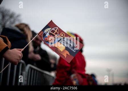 Krefeld, Deutschland. 01 Dez, 2019. Fans warten mit kleinen Flaggen für die Ankunft von Sinterklaas (St. Nicholas) von Venlo. Der Sinterklaas kommt mit mehreren "Zwarten Piets" (Schwarzer Peter) im Zuge am Steiger in Krefeld mit dem Boot. Traditionell wird der "Zwarten Piets" Süßigkeiten an die Kinder verteilen. In den Niederlanden, der schwarz lackierte Helfer des Sinterklaas sind heute umstritten. Vor ein paar Tagen gab es Proteste mit mehreren Verhaftungen in Apeldoorn. Credit: Fabian Strauch/dpa/Alamy leben Nachrichten Stockfoto