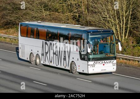 2005 white Van Hool Trainer; Torbogen Trainer; ein Intercity- und inter-regionalen Busunternehmen, die Dienstleistungen in Großbritannien. Stockfoto