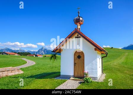 Die wunderschöne Landschaft der Voralpen im bayerischen Allgäu Stockfoto