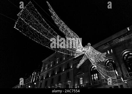 Weihnachtsbeleuchtung 2109 in London. Der Geist der Weihnachtsbeleuchtung 2019, Engel auf St James Street zwischen Gebäuden ausgesetzt. Stockfoto