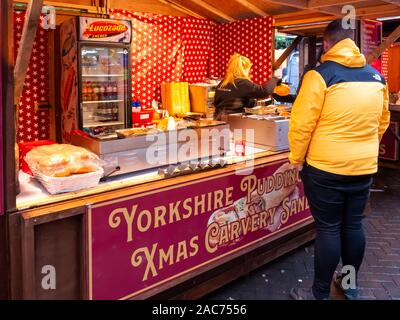 Ein Mann kaufen Kaufen von einem Winter in Middlesbrough verkaufen Yorkshire Pudding Xmas Carvery Sandwiches und Erfrischungsgetränke Abschaltdruck Stockfoto