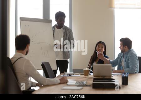 Die Mitarbeiter der Firma Verbesserung der Qualifikationen erwerben neues Wissen Trainer hören Stockfoto