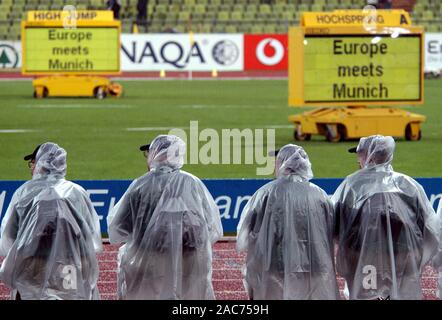 Olympiastadion München Deutschland 6.8.2002, Europäische Leichtathletik WM, die Beamten, die Sie in einem Rennen von sintflutartigen Regenfällen durch Regen Capes geschützt Stockfoto