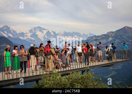 Touristen stehen auf den Harder Kulm Aussichtsplattform oberhalb von Interlaken, Schweiz Stockfoto
