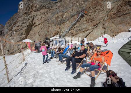 Die Menschen genießen die Sonne auf der Fun Park an Jungfraudjoch, Schweiz Stockfoto