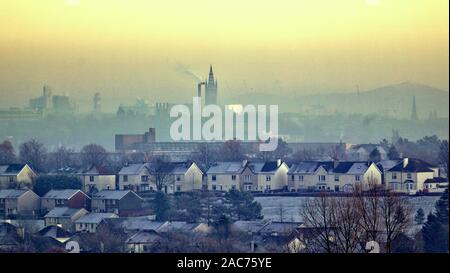 Glasgow, Schottland, Großbritannien. 1. Dez, 2019. UK Wetter: Kalt Dezember Wetter In der Nacht vom klaren Himmel sah einen dichten Eisnebel Schleier über die Stadt. Credit: Gerard Fähre / alamy Leben Nachrichten Stockfoto