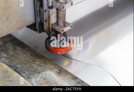 In der Nähe von Metall verarbeitenden Maschine. Plasma Schneiden von Metall. Herstellung von Rohren aus Metall. Stockfoto