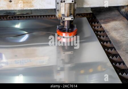 In der Nähe von Metall verarbeitenden Maschine. Plasma Schneiden von Metall. Herstellung von Rohren aus Metall. Stockfoto