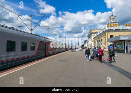 Jaroslawl / Russland; 14. Juli 2019: jaroslawl Glavny Bahnhof, mit dem Zug von Wagen und Passagiere wandern, Jaroslawl, Russland Stockfoto