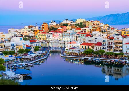 Agios Nikolaos, Kreta, Griechenland: Sonnenuntergang Blick auf Agios Nikolaos über See Voulismeni, einer malerischen Stadt im östlichen Teil der Insel Kreta, die noch Stockfoto