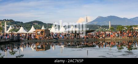 Die Menschen sammeln sich um die Luzern Konzertsaal während des Blue Balls Festival, Luzern. Schweiz Stockfoto