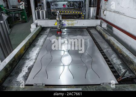 Schneiden Blech an der Maschine. Plasma Schneiden von Metall. Herstellung von Rohren aus Metall. Stockfoto