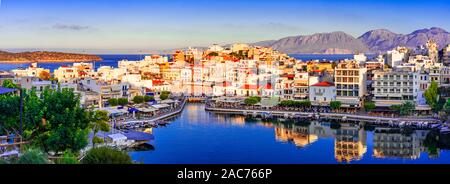 Agios Nikolaos, Kreta, Griechenland: Sonnenuntergang Blick auf Agios Nikolaos über See Voulismeni, einer malerischen Stadt im östlichen Teil der Insel Kreta, die noch Stockfoto