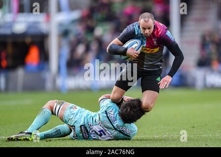 London, Großbritannien. 01 Dez, 2019. Ross Chisholm der Harlekine ist von Franco Mostert von Gloucester während Premiership Rugby Cup Match zwischen Harlekine und Gloucester in Twickenham Stoop am Sonntag, den 01. Dezember 2019 in Angriff genommen. London England. (Nur redaktionelle Nutzung, eine Lizenz für die gewerbliche Nutzung erforderlich. Keine Verwendung in Wetten, Spiele oder einer einzelnen Verein/Liga/player Publikationen.) Credit: Taka G Wu/Alamy leben Nachrichten Stockfoto