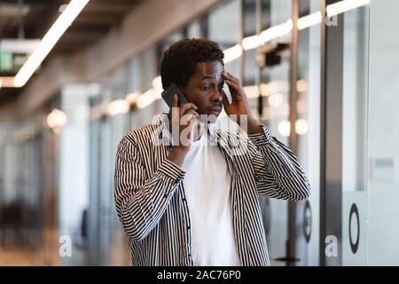 Afrikanische Unternehmer Schwierigkeiten Probleme sprechen mit zellulären lösen Stockfoto