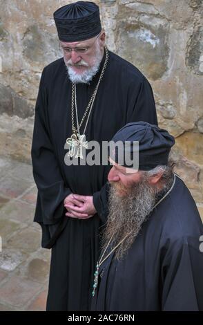 Bischof David von Alaverdi (links) und Mönch Ikalto Kloster, Telavi, Georgien Stockfoto