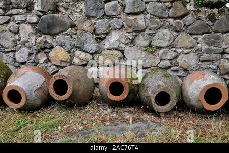 Kvevri bei Ikalto Kloster, Telavi, Georgien verwendet Stockfoto