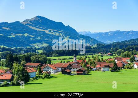 Die wunderschöne Landschaft der Voralpen im bayerischen Allgäu Stockfoto