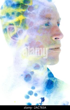 Paintography. Doppelte Belichtung Porträt eines Mannes mit starken Funktionen kombiniert mit handgefertigten Malerei von bunten bewölkt Tinte Pinselstrichen und splatter Stockfoto