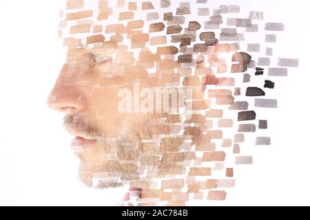 Paintography. Double Exposure Nahaufnahme portrait einer schweren männlichen Modell verschwinden hinter einem Vorhang handgefertigte Tinte Pinselstrichen die Larg ähneln Stockfoto