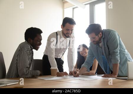 Vier erfolgreiche Finanziers zusammen analysieren Unternehmen finanziellen Zustand Stockfoto