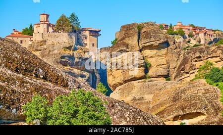 Orthodoxe Klöster Varlaam und das große Wort meteoron auf den Felsen in Meteora, Griechenland - griechische Landschaft Stockfoto