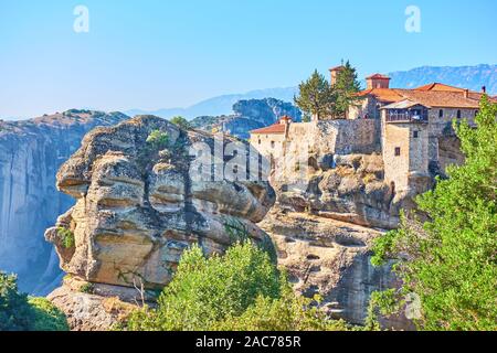 Malerischer Blick auf den Heiligen Kloster Varlaam in Meteora, Griechenland - griechische Landschaft Stockfoto