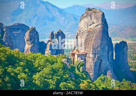 Felsen von Meteora mitdem Kloster Roussanou, Griechenland - griechische Landschaft Stockfoto