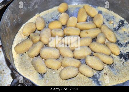 Arrubiolus, typisch sardischen Süß oder Salat Fingerfood, gebildet durch Fried seada Käse covereb von Zucker oder Salz Stockfoto