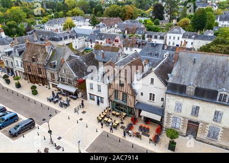 Amboise, Frankreich - Oktober 16, 2019: Übersicht über das historische Dorf Amboise von Chateau d'Amboise im alten Zentrum der Stadt. Stockfoto