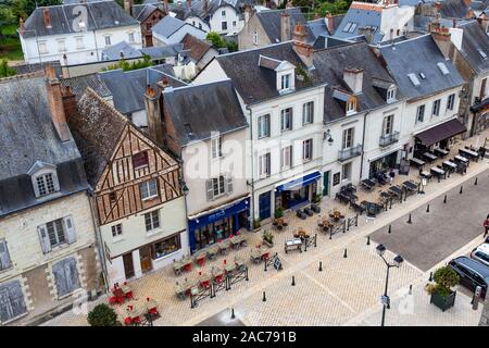 Amboise, Frankreich - Oktober 16, 2019: Übersicht über das historische Dorf Amboise von Chateau d'Amboise im alten Zentrum der Stadt. Stockfoto