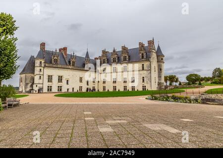 Amboise, Frankreich - 16. Oktober 2019: Chateau d'Amboise, Park und Gärten hoch über dem alten Zentrum der Stadt. Stockfoto