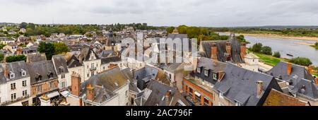 Amboise, Frankreich - Oktober 16, 2019: Übersicht über das historische Dorf Amboise von Chateau d'Amboise im alten Zentrum der Stadt. Stockfoto