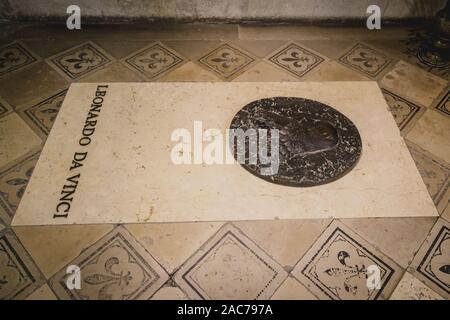 Amboise, Frankreich - 16. Oktober 2019: Grab von Leonardo da Vinci in der Kapelle Saint-Hubert neben Chateau d'Amboise Stockfoto