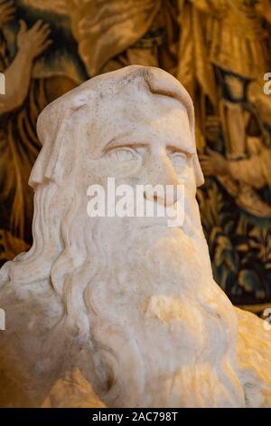 Amboise, Frankreich - 16. Oktober 2019: Statue von Leonardo da Vinci in der agrdens von Chateau d'Amboise in Frankreich Stockfoto