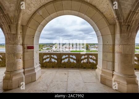Amboise, Frankreich - Oktober 16, 2019: Blick von Chateau d'Amboise auf der Stadt und der alten Brücke von Amboise, in Frankreich Stockfoto