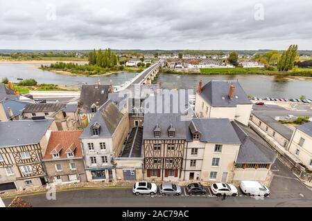Amboise, Frankreich - Oktober 16, 2019: Übersicht über das historische Dorf Amboise und Alte Brücke von Chateau d'Amboise im alten Zentrum der Stadt. Stockfoto