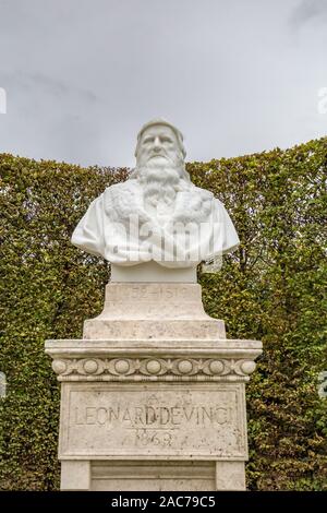 Amboise, Frankreich - 16. Oktober 2019: Statue von Leonardo da Vinci in der agrdens von Chateau d'Amboise in Frankreich Stockfoto