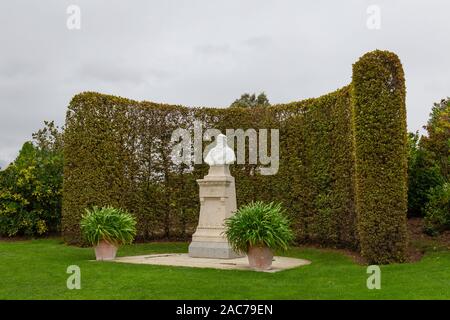 Amboise, Frankreich - 16. Oktober 2019: Statue von Leonardo da Vinci in der agrdens von Chateau d'Amboise in Frankreich Stockfoto