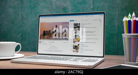 Video-streaming und Mauszeiger Zeiger auf einem Computer Laptop Bildschirm, Büro Schreibtisch Hintergrund. 3D-Darstellung. Stockfoto