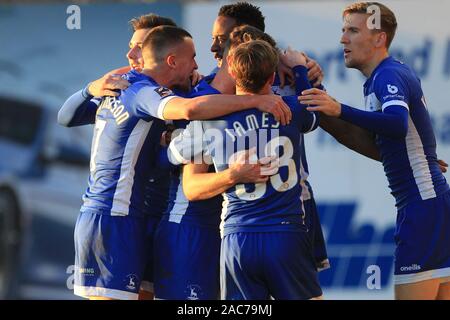 Exeter, Großbritannien. 1. Dez, 2019. Hartlepool United's Nicke Kabamba feiert mit seinen Teamkollegen den Zweiten und Egalisieren Ziel während der FA Cup Match zwischen Exeter City und Hartlepool United im St James' Park, Exeter am Sonntag, den 1. Dezember 2019. (Credit: Mark Fletcher | MI Nachrichten) das Fotografieren dürfen nur für Zeitung und/oder Zeitschrift redaktionelle Zwecke verwendet werden, eine Lizenz für die gewerbliche Nutzung erforderlich. Nicht für den Wiederverkauf Credit: MI Nachrichten & Sport/Alamy leben Nachrichten Stockfoto