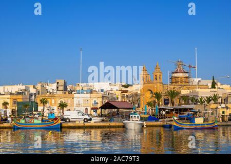 Hafen und Skyline von Marsaxlokk traditionelles Fischerdorf in Malta Insel im Mittelmeer Stockfoto