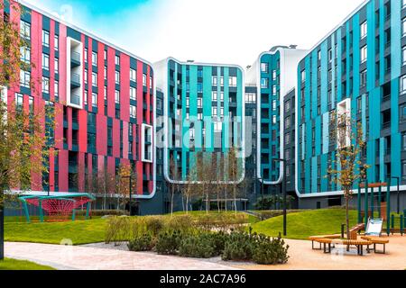 Kiew, Ukraine - 19.09.2019: Wohngebiet "Respublika" - moderne Architektur. Lustig bunte Häuser mit einem gepflegten Fußgängerzone für Stockfoto