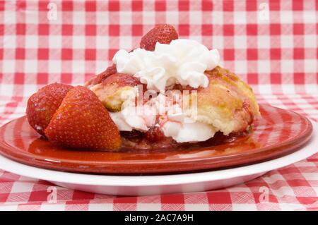 Hausgemachte frische Strawberry Shortcake garniert mit Sahne und Erdbeeren. Stockfoto